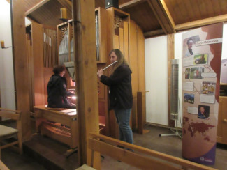 Petra Grössel-Schneider an der Orgel und Marianne Riedel mit Querflöte